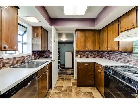 Kitchen - 4076 North St, Springfield, OR 97478 photo 3 of 3