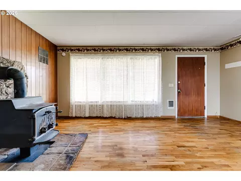 Living - 4076 North St, Springfield, OR 97478 photo 2 of 3