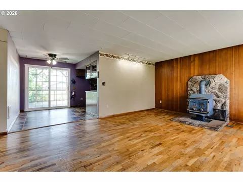 Living - 4076 North St, Springfield, OR 97478 photo 3 of 3