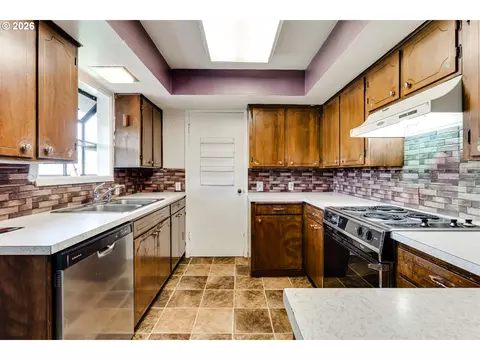 Kitchen - 4076 North St, Springfield, OR 97478 photo 1 of 3