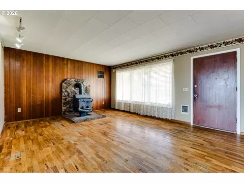 Living - 4076 North St, Springfield, OR 97478 photo 1 of 3