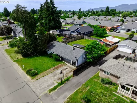 View/Area - 4076 North St, Springfield, OR 97478 photo 3 of 4