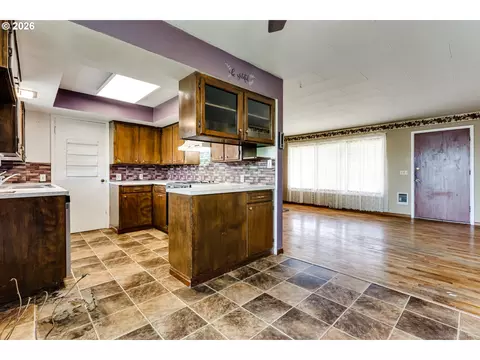Kitchen - 4076 North St, Springfield, OR 97478 photo 2 of 3