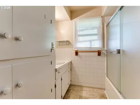 Bath - 4076 North St, Springfield, OR 97478 photo 1 of 1