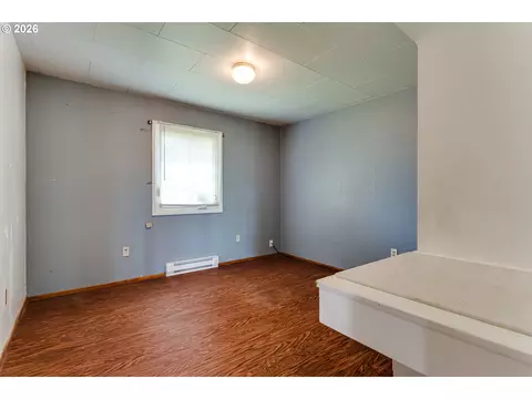 Bedroom - 4076 North St, Springfield, OR 97478 photo 3 of 6
