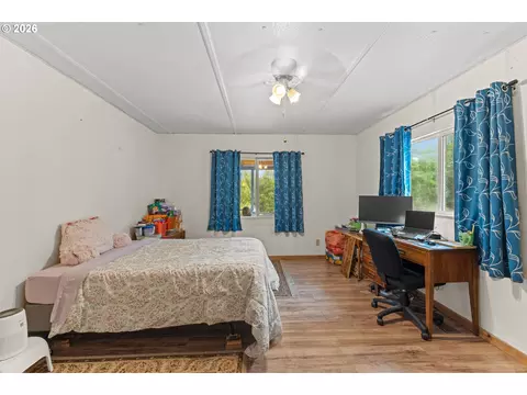 Bedroom - 94708 Parsonage Ln, Broadbent, OR 97414 photo 6 of 7