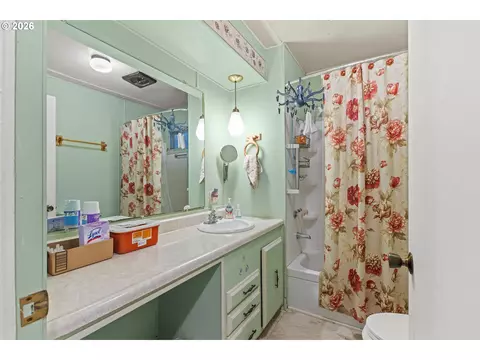 Bath - 94708 Parsonage Ln, Broadbent, OR 97414 photo 1 of 3