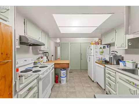 Kitchen - 94708 Parsonage Ln, Broadbent, OR 97414 photo 1 of 3