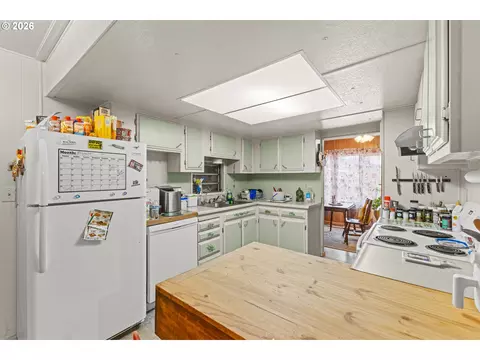 Kitchen - 94708 Parsonage Ln, Broadbent, OR 97414 photo 2 of 3