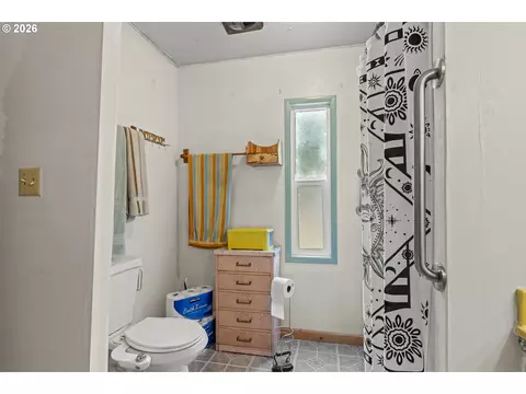 Bath - 94708 Parsonage Ln, Broadbent, OR 97414 photo 3 of 3