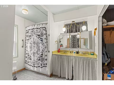 Bath - 94708 Parsonage Ln, Broadbent, OR 97414 photo 2 of 3