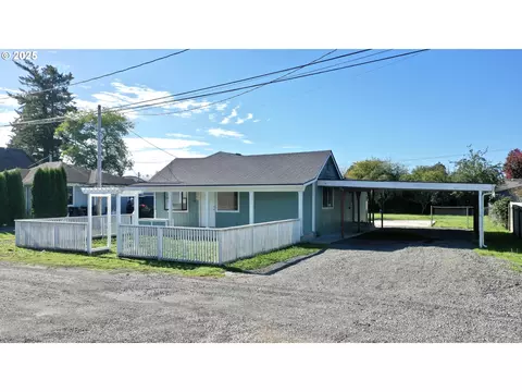 533 Art St, Brookings, OR 97415