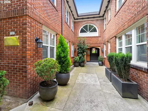 701 NE 28th Ave #25, Portland, OR 97232