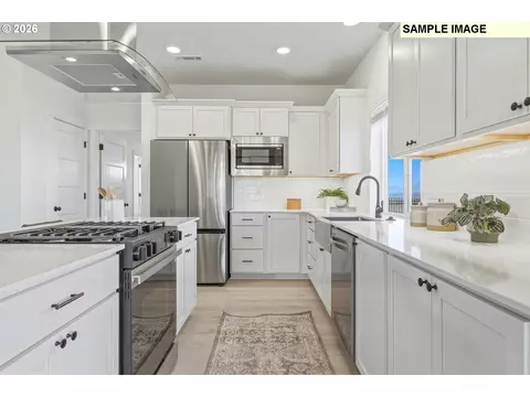 Kitchen - 925 E Maple Brook Ave, Hermiston, OR 97838 photo 3 of 3