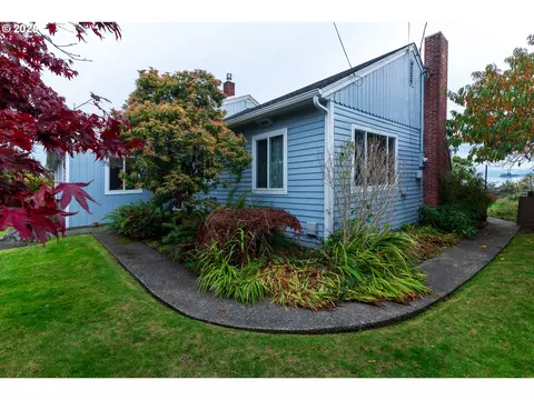 1332 Bayview St, North Bend, OR 97459
