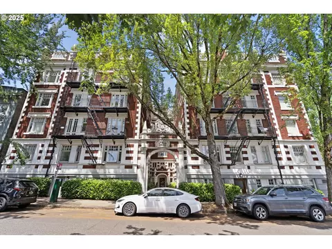 1811 NW Couch St #210, Portland, OR 97209