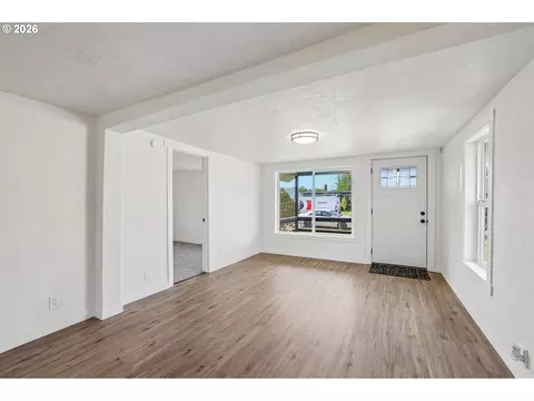 Living - 336 28th Ave, Longview, WA 98632 photo 1 of 7