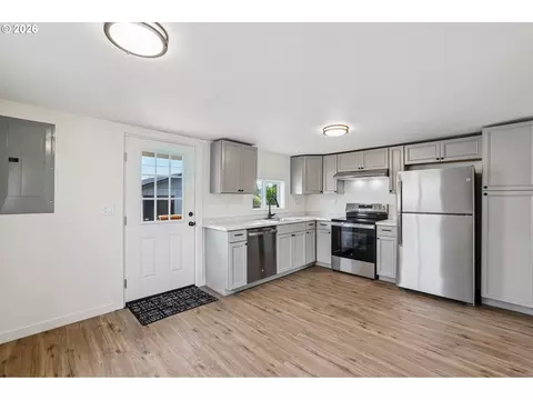 Kitchen - 336 28th Ave, Longview, WA 98632 photo 2 of 6