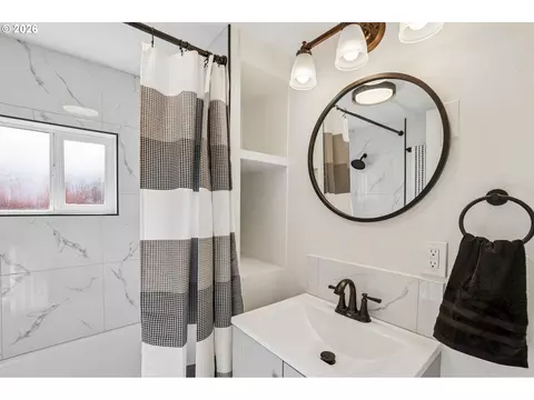 Bath - 336 28th Ave, Longview, WA 98632 photo 2 of 2