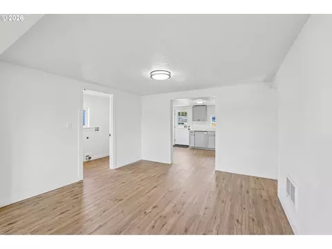 Living - 336 28th Ave, Longview, WA 98632 photo 6 of 7