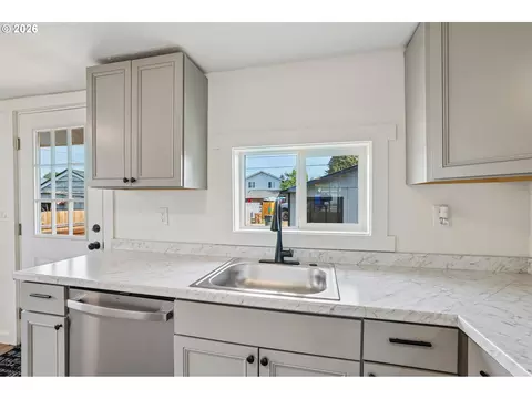 Kitchen - 336 28th Ave, Longview, WA 98632 photo 5 of 6