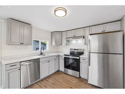 Kitchen - 336 28th Ave, Longview, WA 98632 photo 3 of 6