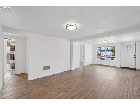 Living - 336 28th Ave, Longview, WA 98632 photo 4 of 7