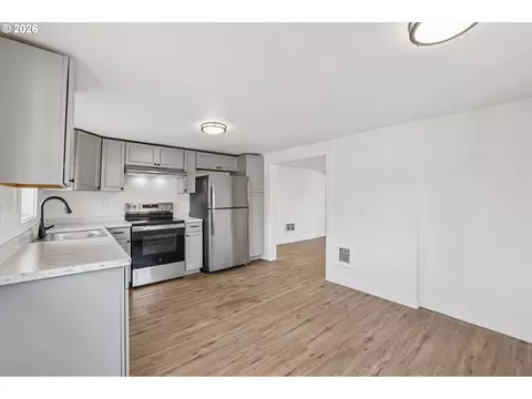 Kitchen - 336 28th Ave, Longview, WA 98632 photo 4 of 6