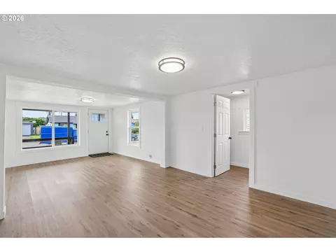 Living - 336 28th Ave, Longview, WA 98632 photo 5 of 7