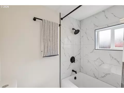 Bath - 336 28th Ave, Longview, WA 98632 photo 1 of 2