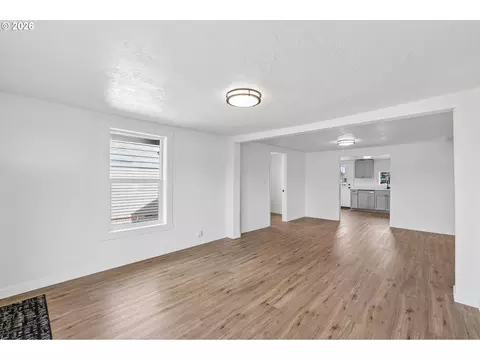 Living - 336 28th Ave, Longview, WA 98632 photo 2 of 7