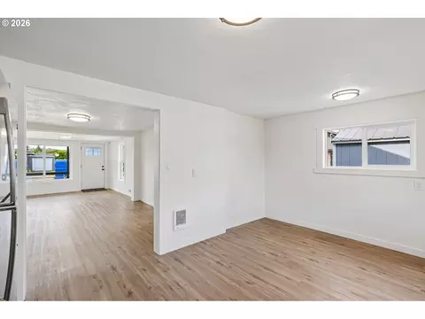 Living - 336 28th Ave, Longview, WA 98632 photo 7 of 7