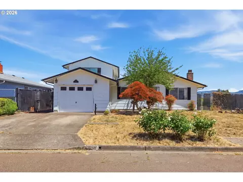 395 Park Ln, Harrisburg, OR 97446