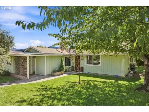 674 NE Waite St, Myrtle Creek, OR 97457