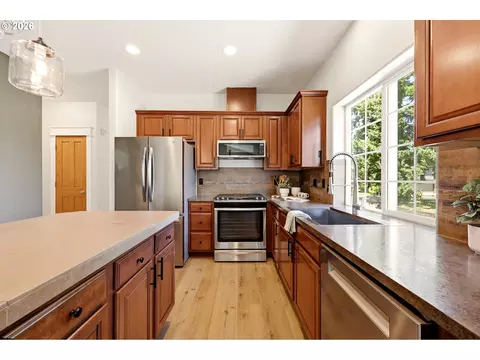 Kitchen - 3104 SE Kingfisher Ave, Gresham, OR 97080 photo 3 of 5