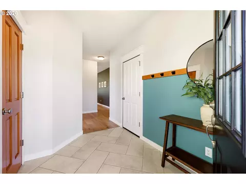 Entry Way - 3104 SE Kingfisher Ave, Gresham, OR 97080 photo 1 of 2