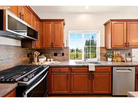 Kitchen - 3104 SE Kingfisher Ave, Gresham, OR 97080 photo 4 of 5
