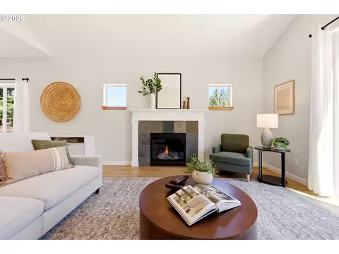 Living - 3104 SE Kingfisher Ave, Gresham, OR 97080 photo 2 of 3
