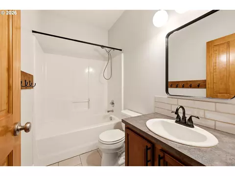 Bath - 3104 SE Kingfisher Ave, Gresham, OR 97080 photo 3 of 3