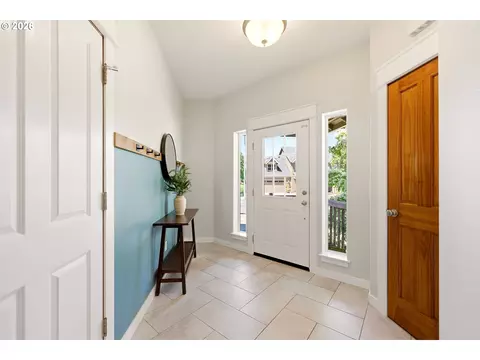 Entry Way - 3104 SE Kingfisher Ave, Gresham, OR 97080 photo 2 of 2