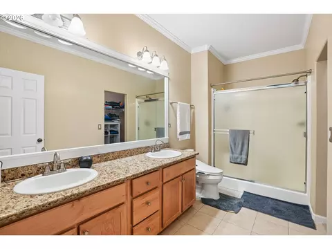 Bath - 810 Springtree Ln, West Linn, OR 97068 photo 2 of 2