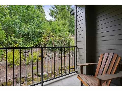 Exterior - 810 Springtree Ln, West Linn, OR 97068 photo 3 of 8