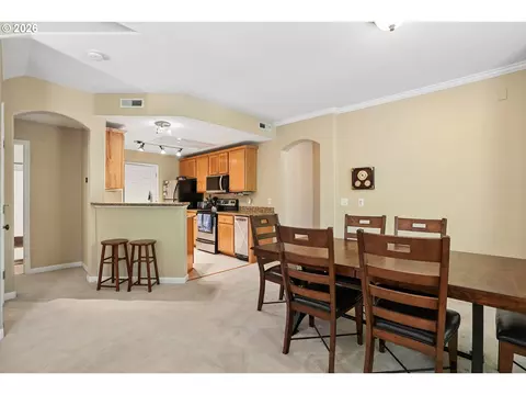 Dining - 810 Springtree Ln, West Linn, OR 97068 photo 2 of 2