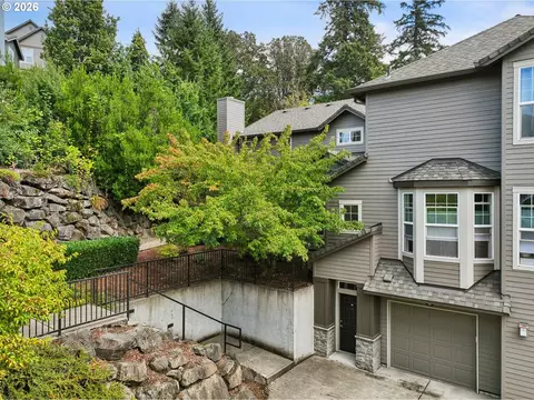Exterior - 810 Springtree Ln, West Linn, OR 97068 photo 7 of 8