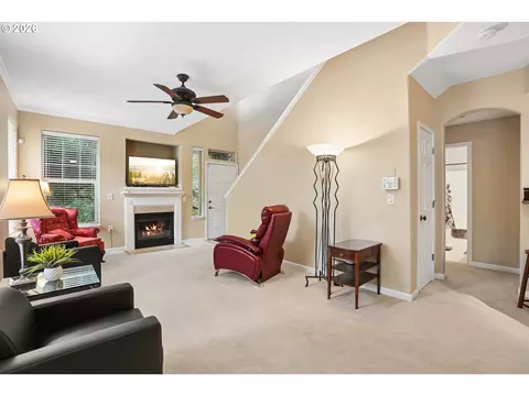 Living - 810 Springtree Ln, West Linn, OR 97068 photo 2 of 2