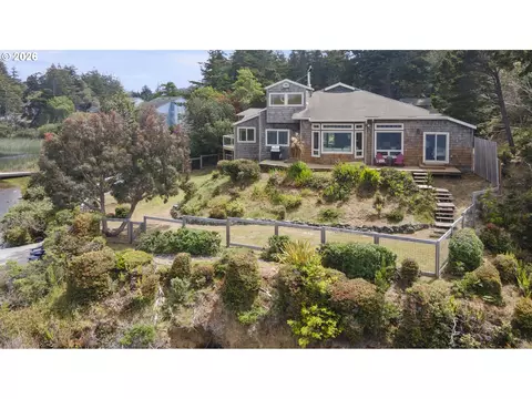 1008 Lakeshore Dr, Port Orford, OR 97465
