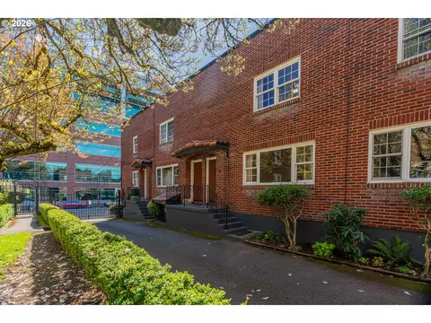 4341 NE Halsey St #18, Portland, OR 97213