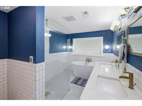 Bath - 110 Corliss Ln, Eugene, OR 97404 photo 2 of 5