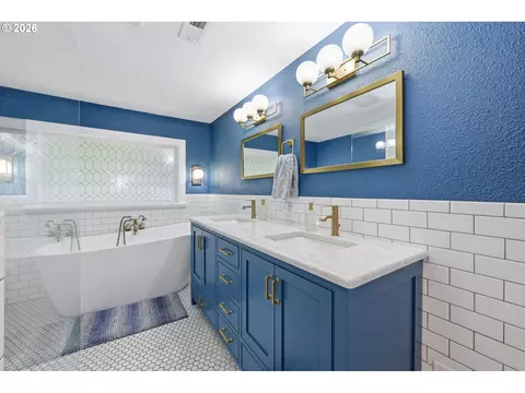 Bath - 110 Corliss Ln, Eugene, OR 97404 photo 1 of 5