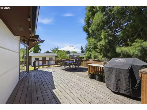 Exterior - 110 Corliss Ln, Eugene, OR 97404 photo 7 of 12